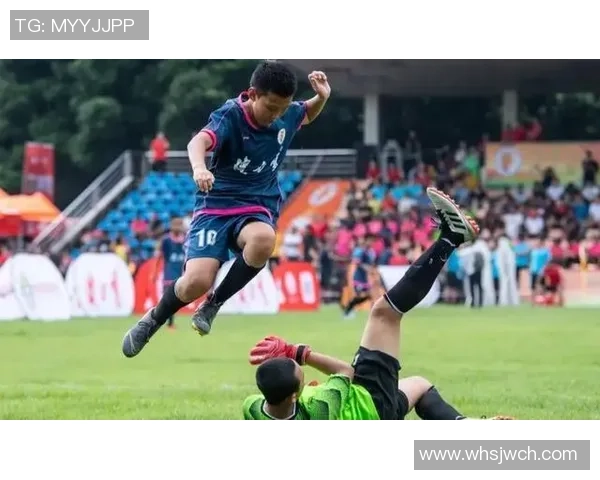 从踢饮料罐到绿茵场英雄：足球巨星的成长之路